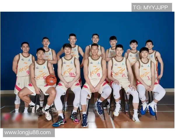 篮球明星与其璀璨女友的爱情故事揭示了运动与时尚的完美结合